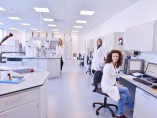 Arbeiten im Labor: Forschungstechniker:in im medizinischen Labor