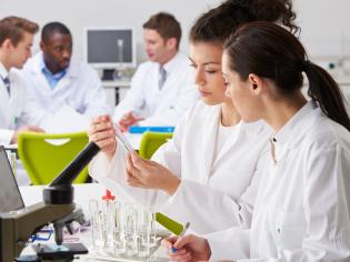 Arbeiten im Labor: MTL (früher MTLA) für Pathologie